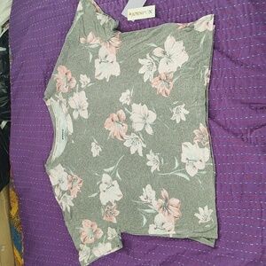 Chic GrayTop With Pink Flowers for Women, Sz 12/14, Very Soft & Cozy